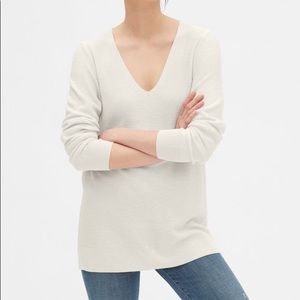 Gap true soft textured V-neck tunic sweater in off white size M
